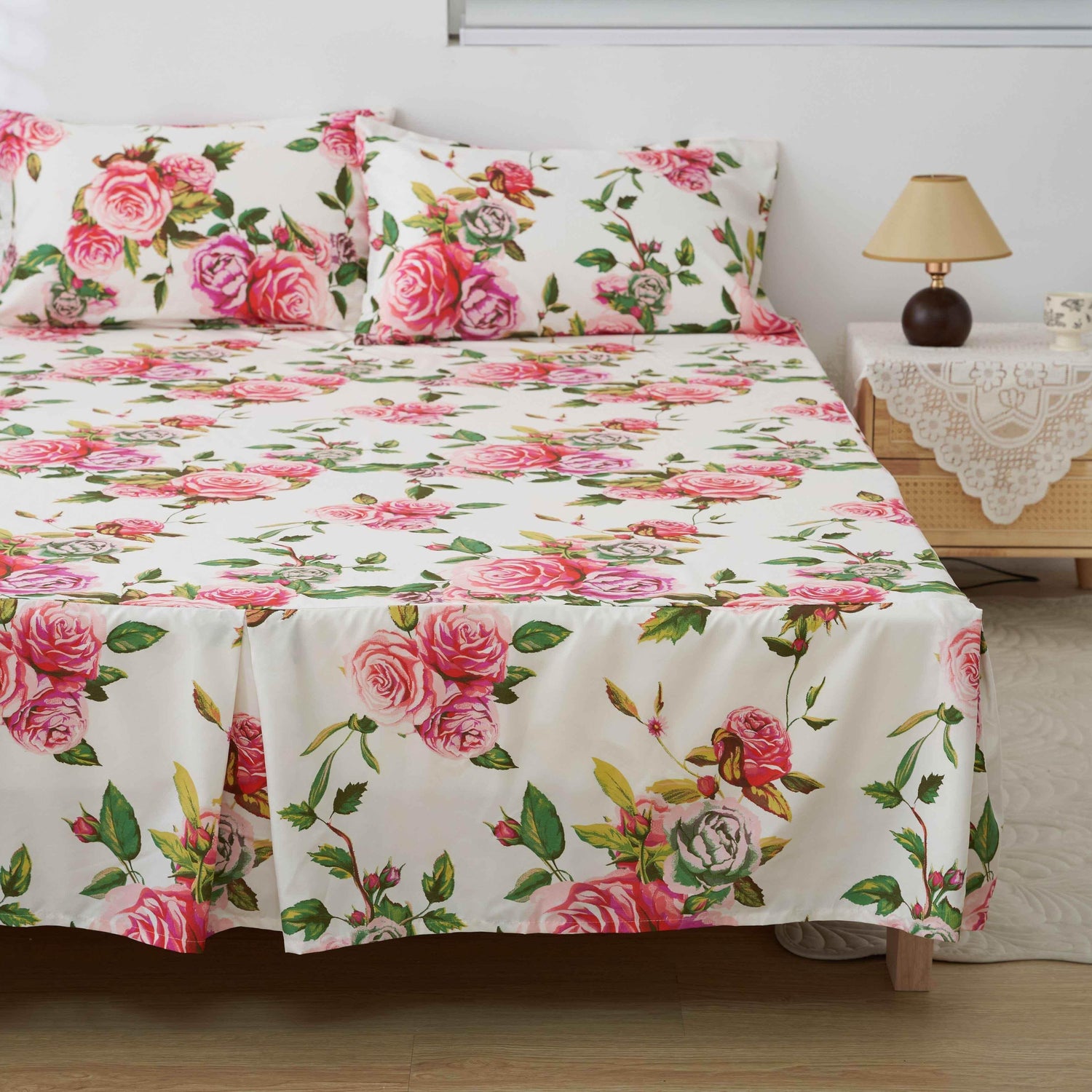 DaDa Bedding Romantic Roses Floral Bed Skirt - Matching Pink & White Ruffled Dust Ruffle for Quilted Coverlet Set - Lightweight & Breathable Polyester Bedskirt - GiFTiFY