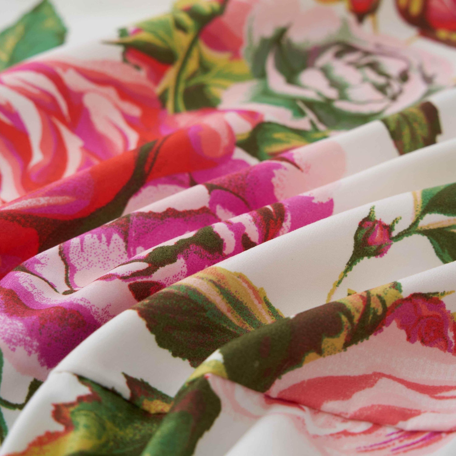 DaDa Bedding Romantic Roses Floral Bed Skirt - Matching Pink & White Ruffled Dust Ruffle for Quilted Coverlet Set - Lightweight & Breathable Polyester Bedskirt - GiFTiFY