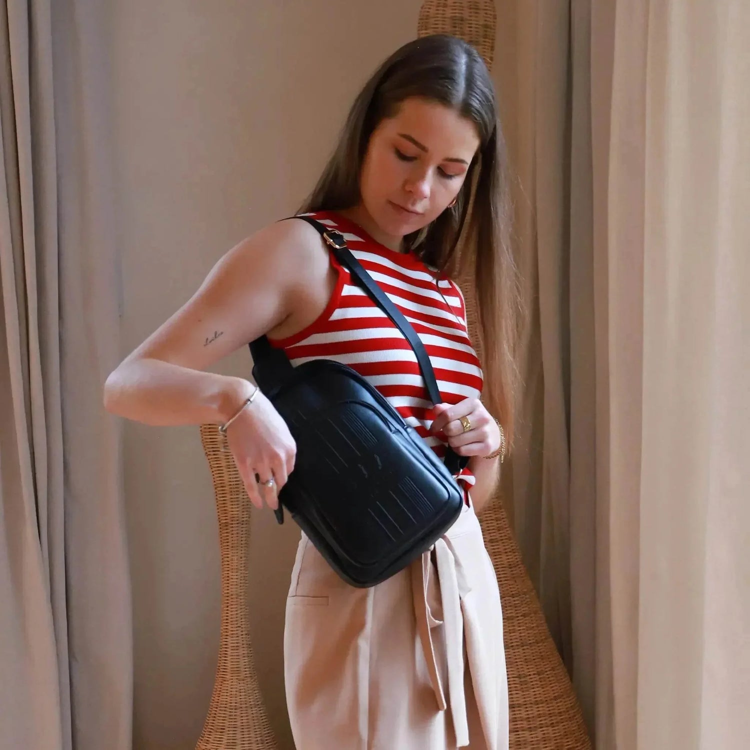 Roamer Vegan Leather 2.8L Sling | Crossbody Bag - GiFTiFY