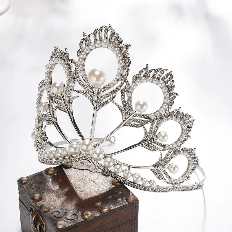 Luxury Miss Universe Crown Round Wedding Crystal Pearl Crowns Peacock Feather Tiaras Rhinestone Pageant Diadem CZ Coroa Novia DSERS