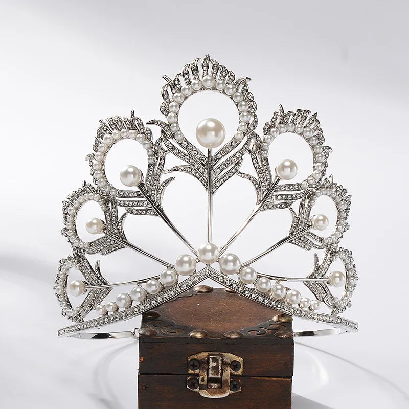 Luxury Miss Universe Crown Round Wedding Crystal Pearl Crowns Peacock Feather Tiaras Rhinestone Pageant Diadem CZ Coroa Novia DSERS