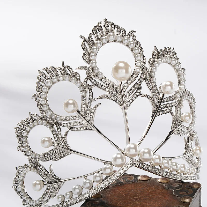 Luxury Miss Universe Crown Round Wedding Crystal Pearl Crowns Peacock Feather Tiaras Rhinestone Pageant Diadem CZ Coroa Novia DSERS