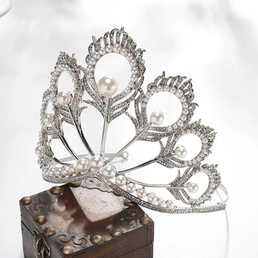 Luxury Miss Universe Crown Round Wedding Crystal Pearl Crowns Peacock Feather Tiaras Rhinestone Pageant Diadem CZ Coroa Novia DSERS