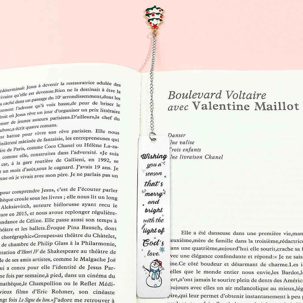 A stainless steel pendant bookmark about Christmas, the warmest Christmas reading gift for loved ones on Christmas Eve.