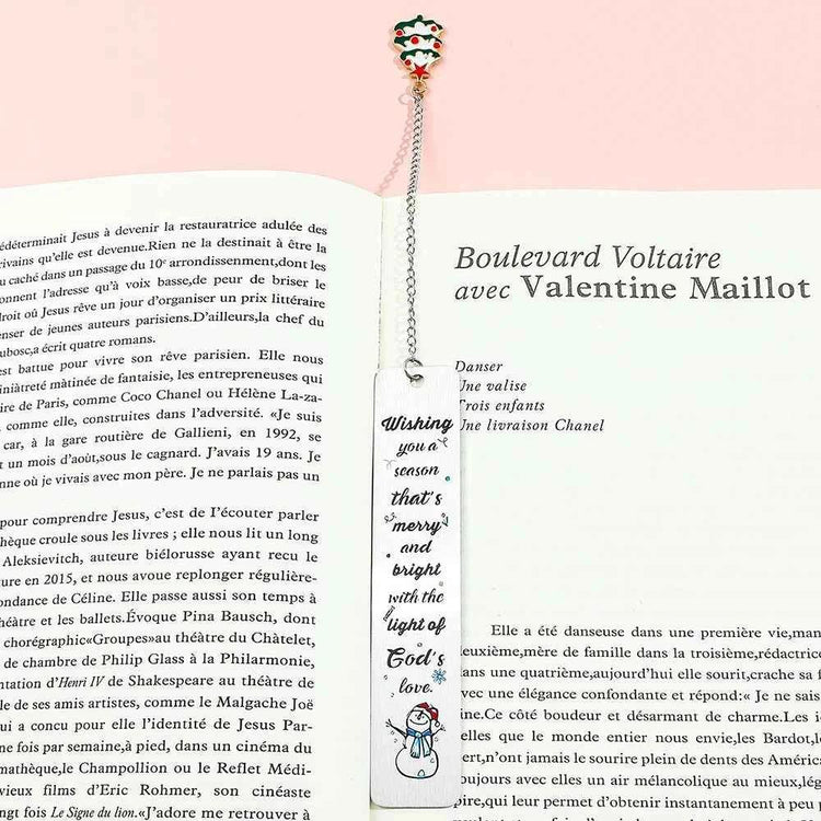 A stainless steel pendant bookmark about Christmas, the warmest Christmas reading gift for loved ones on Christmas Eve.