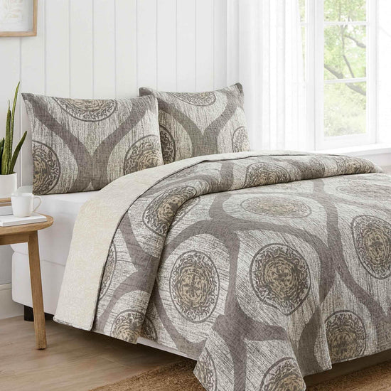 DaDa Bedding Rustic Grey Mosaic Distressed Medallion Reversible Quilted Bedspread Set (SD16299) - GiFTiFY
