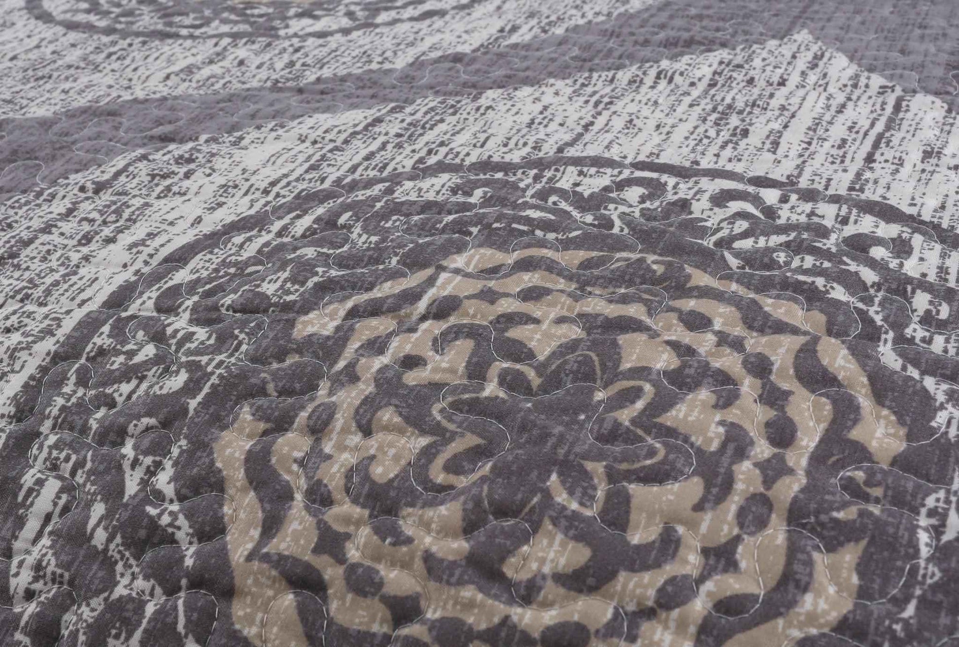 DaDa Bedding Rustic Grey Mosaic Distressed Medallion Reversible Quilted Bedspread Set (SD16299)