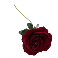 Rosas rojas en jarrón Hermosas rosas artificiales de seda