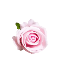 Rosas rojas en jarrón Hermosas rosas artificiales de seda